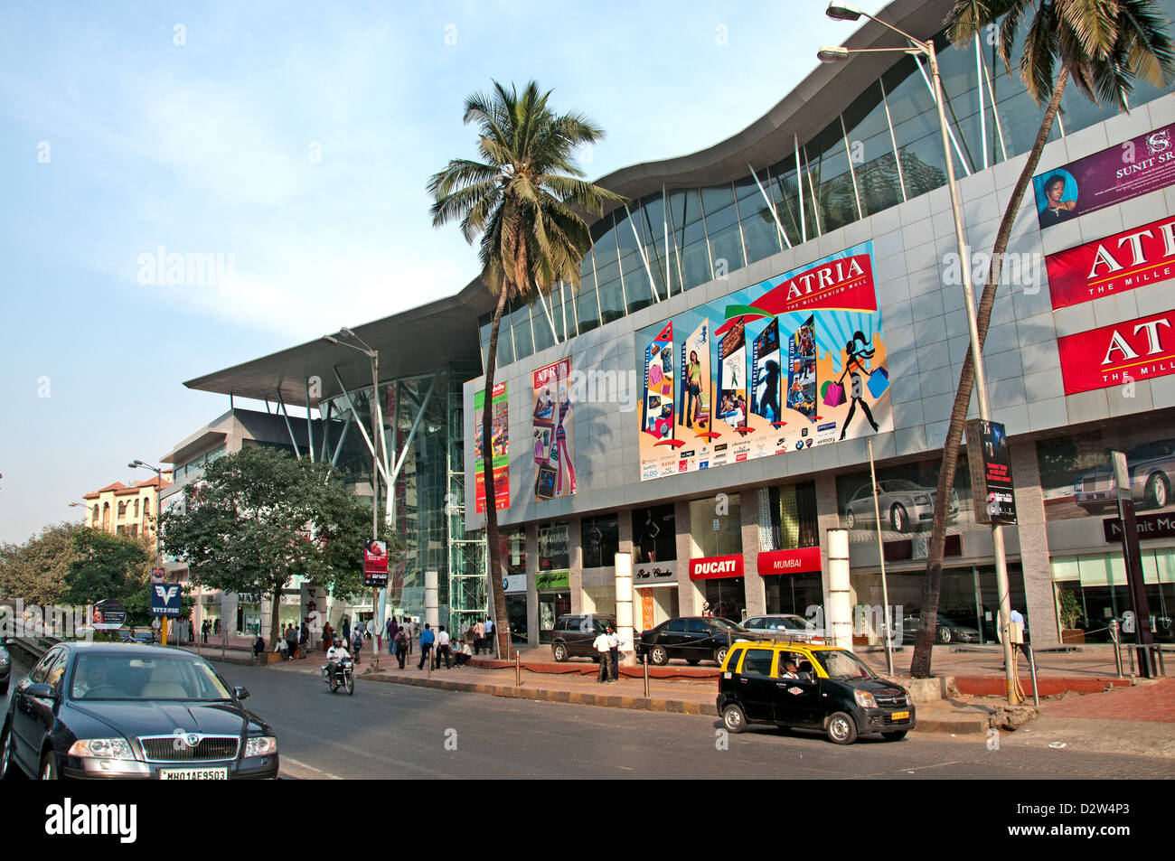 Atrien der Millennium Mall Dr Annie Besant Rd Worli (Bombay) Indien Stockfoto