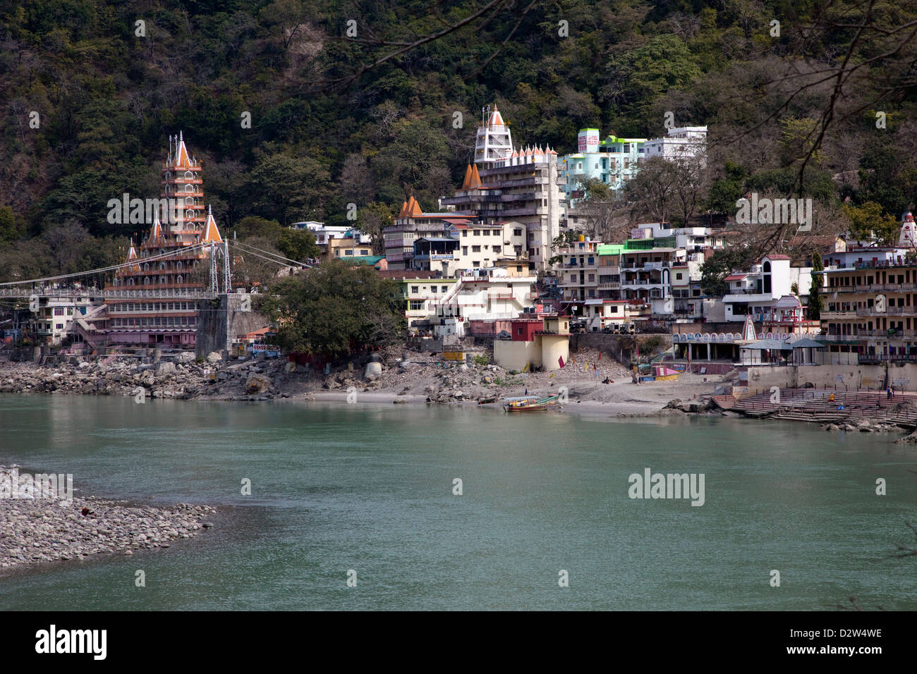 Indien, Rishikesh, Fluss Ganges (Ganges). Tera Manzil Hindu Tempel auf der linken Seite. Stockfoto Indien, Rishikesh, Fluss Ganges (Ganges). Tera Manzil Hindu Tempel auf der linken Seite. Stockfoto