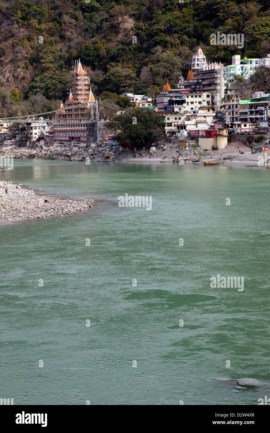 Indien, Rishikesh, Fluss Ganges (Ganges). Tera Manzil Hindu Tempel auf der linken Seite. Stockfoto Indien, Rishikesh, Fluss Ganges (Ganges). Tera Manzil Hindu Tempel auf der linken Seite. Stockfoto