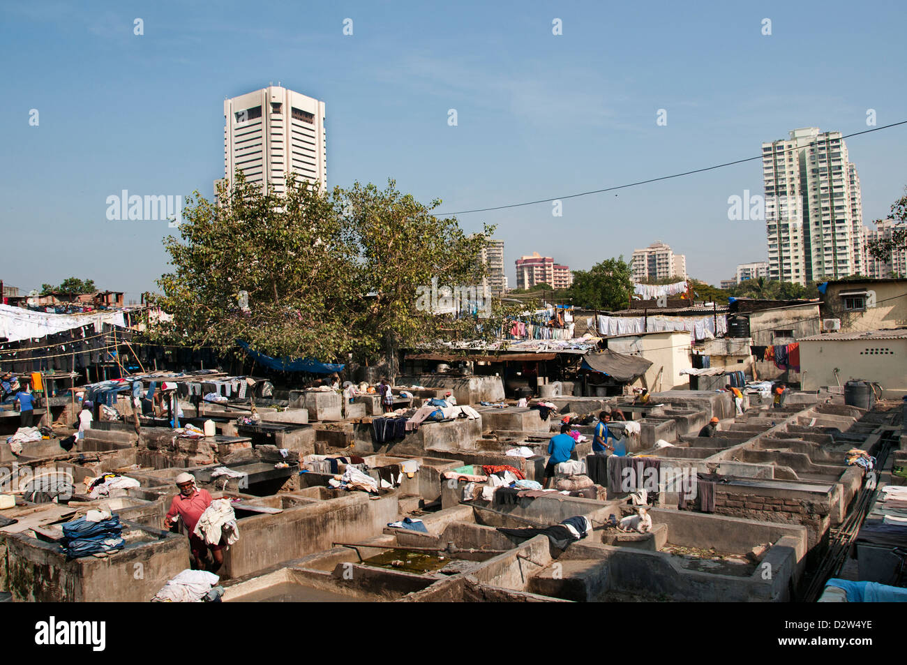 Wäsche im Slum in der Nähe von Colaba und World Trade Center Mumbai (Bombay) Indien Stockfoto