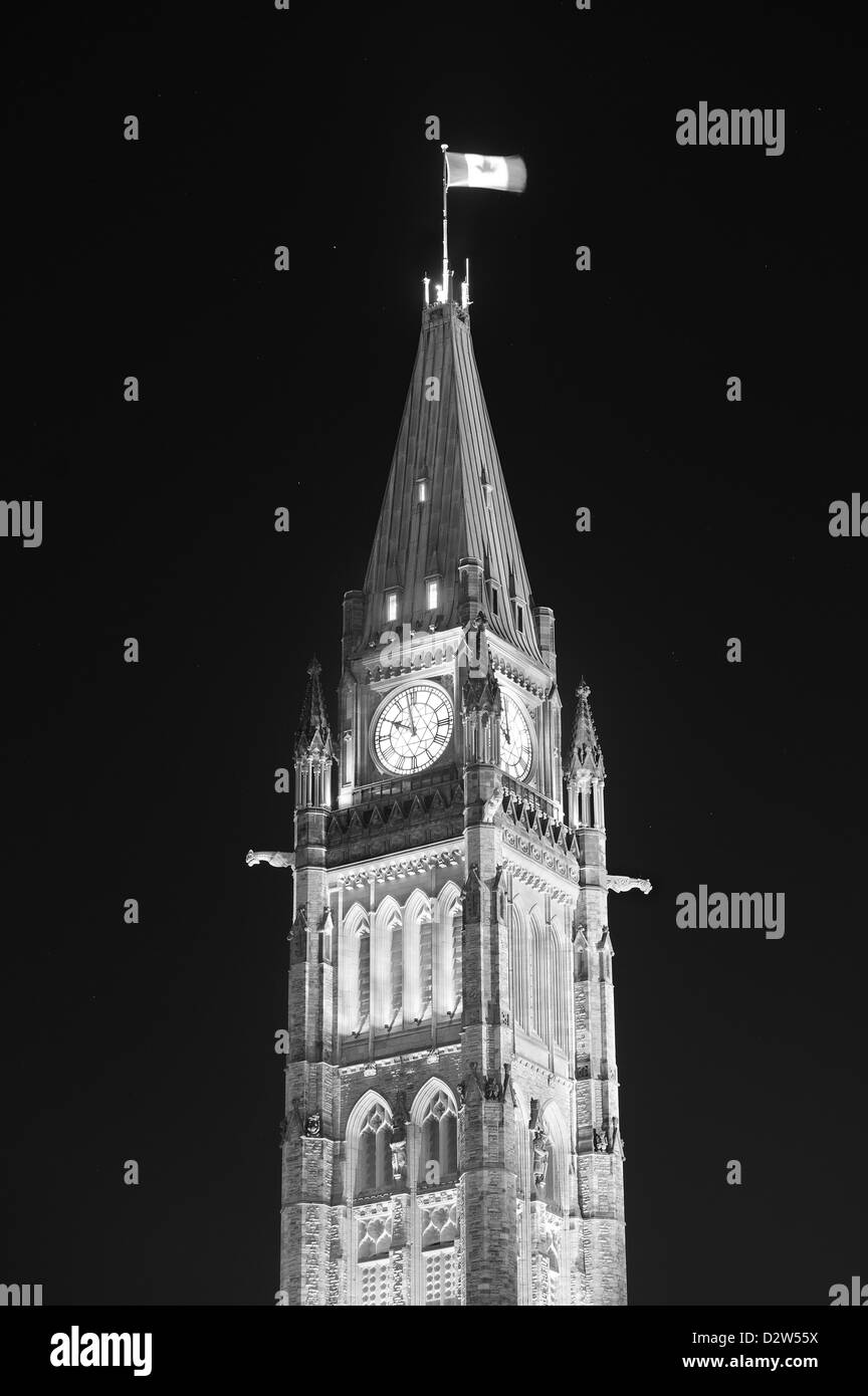 Parliament Hill Gebäude in der Nacht in schwarz und weiß in Ottawa, Kanada Stockfoto