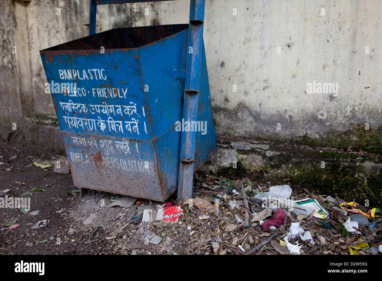 Indien, Rishikesh. Abfallbehälter mit Anti-Kunststoff-Slogan. Stockfoto