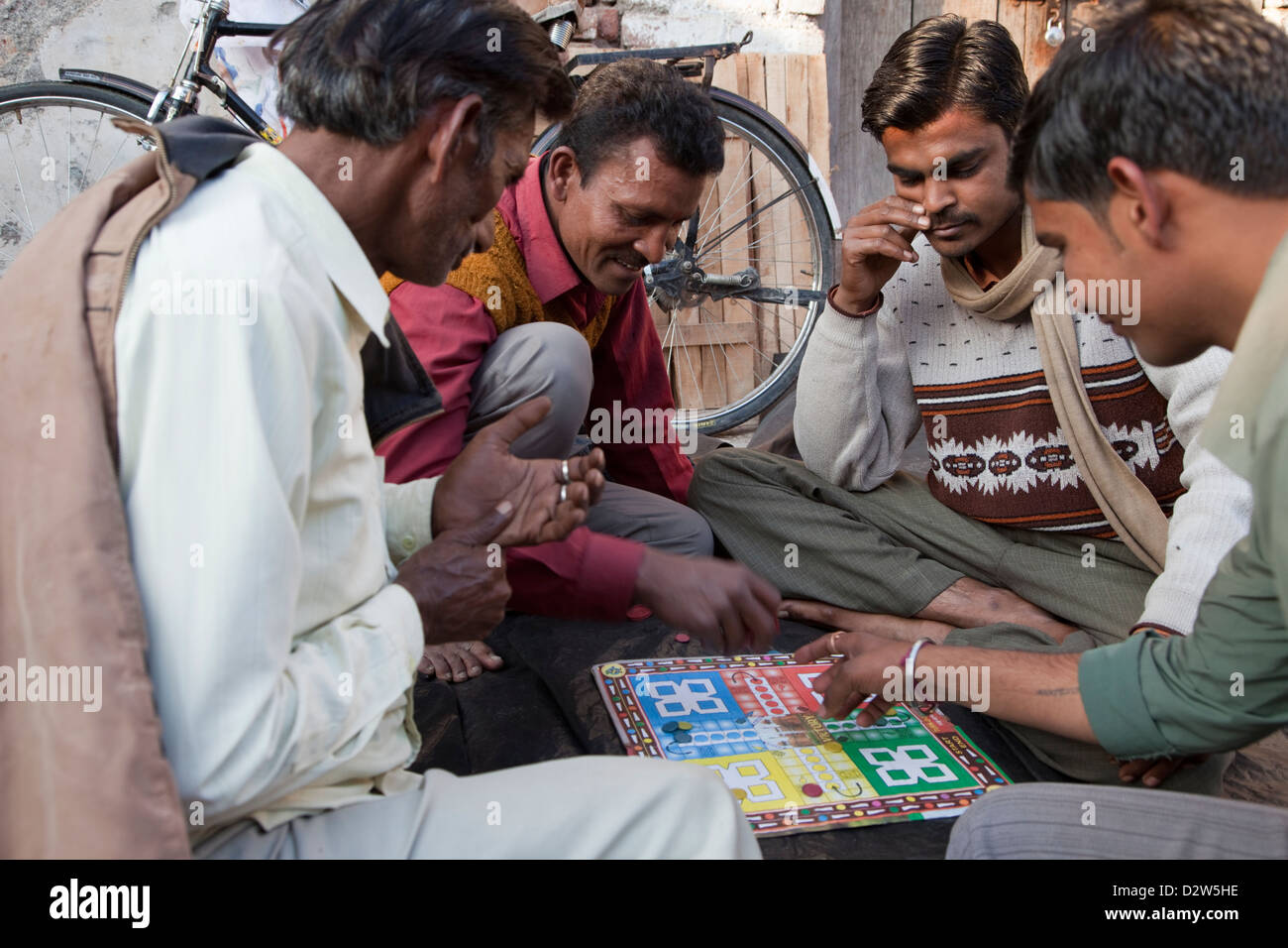 Indien, Rishikesh. Männer spielen Parcheesi. Stockfoto