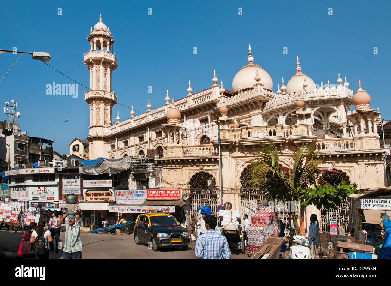 Sheikh Memon Street (Zavari Basar) Mumbai (Bombay) Indien in der Nähe von Crawford Market Hintergrund Moschee Jama Juma Masjid Stockfoto