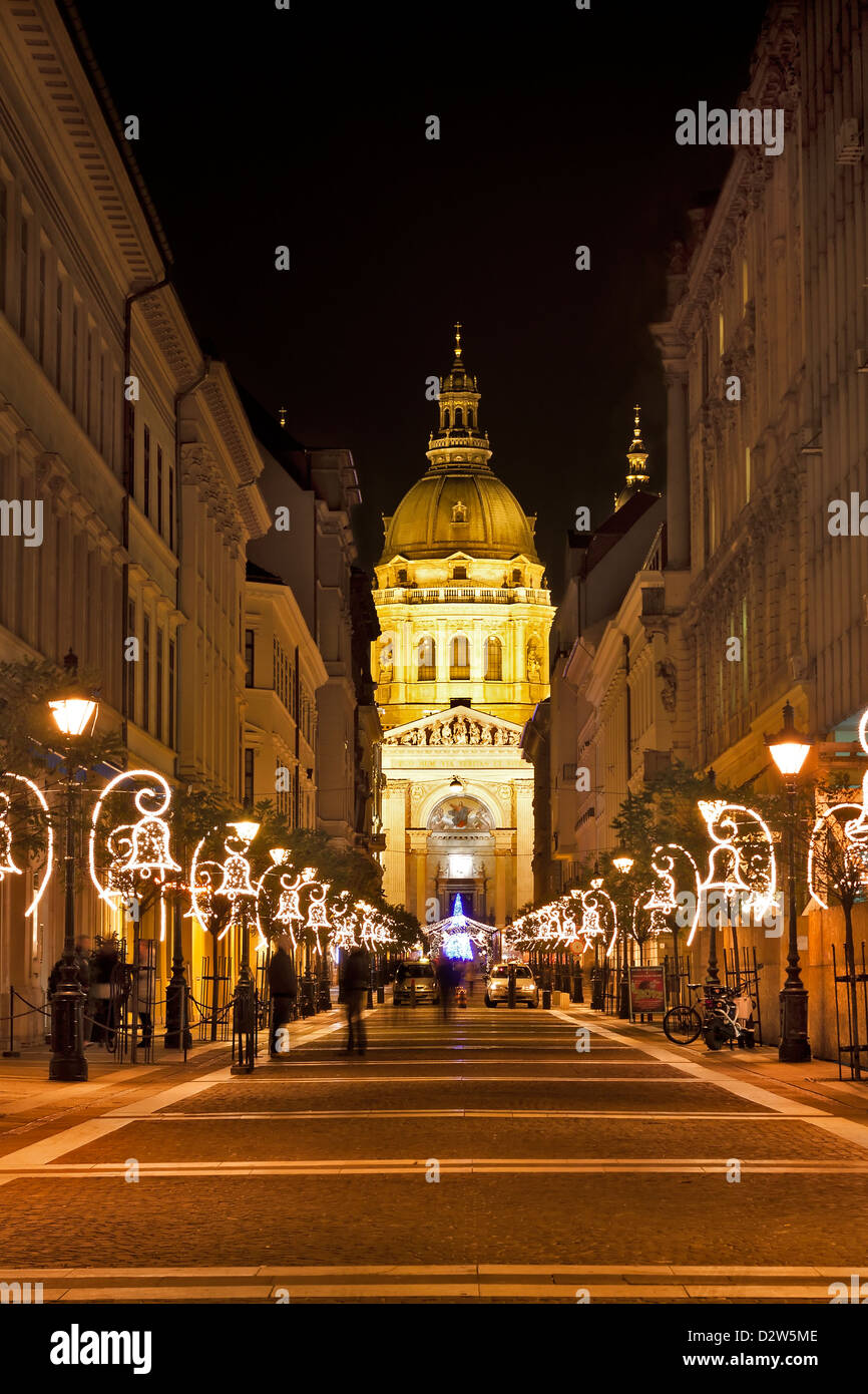 Saint Stephens Basilika am Ende einer Straße bei Nacht in Budapest Ungarn Stockfoto