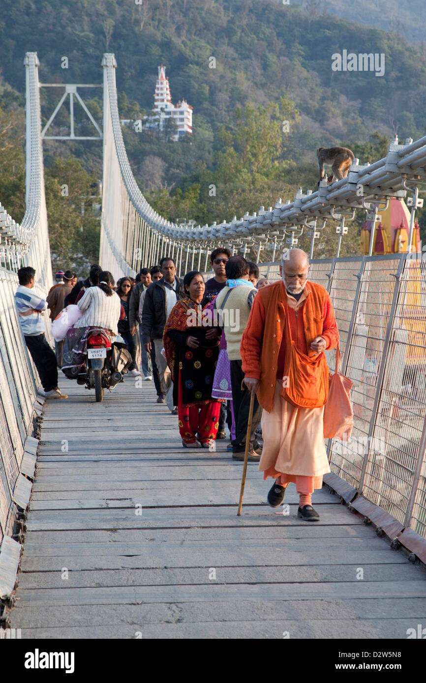 Indien, Rishikesh. Fußgänger auf der Hängebrücke über den Ganges (Ganga). Stockfoto