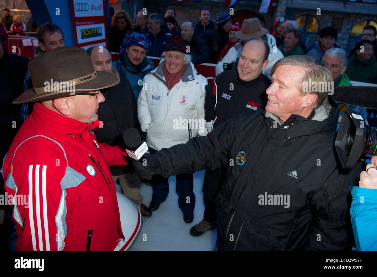 von links: Ivo Feriani (FIBT Präsident), Yves Piaget (Uhren), seine königliche Hoheit Albert Grimaldi, John Morgan (USA Interviewer) an den Vorstart. Monaco-Bob-Rennen auf dem Olympia Bob Run in St. Moritz (St. Moritz) der Schweiz am 1. Februar 2013 Photo Credit: fotoSwiss.com/cattaneo Stockfoto