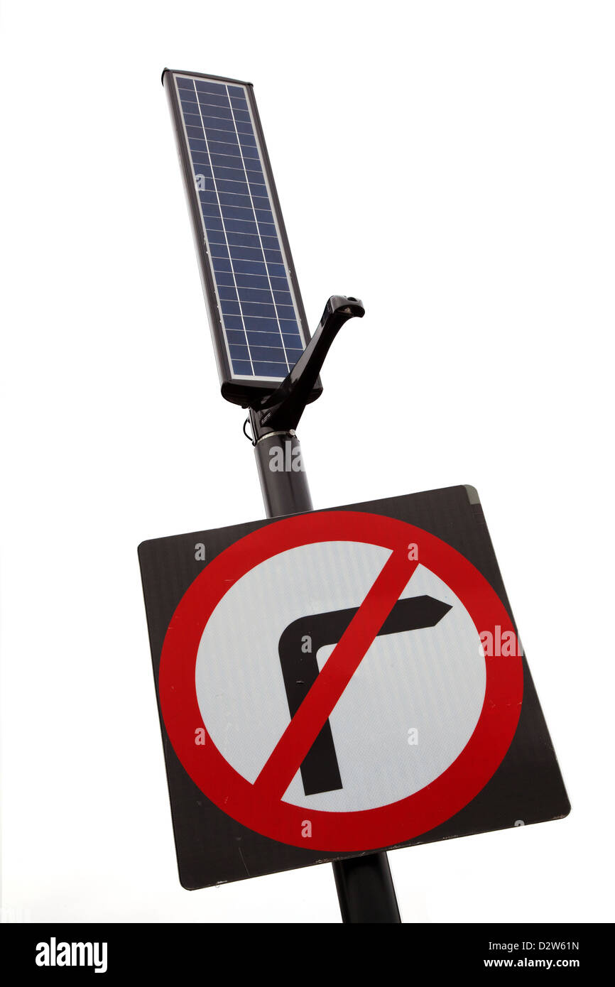 Nein-rechts-drehen Straßenschild mit Solar-Panel für Beleuchtung Stockfoto