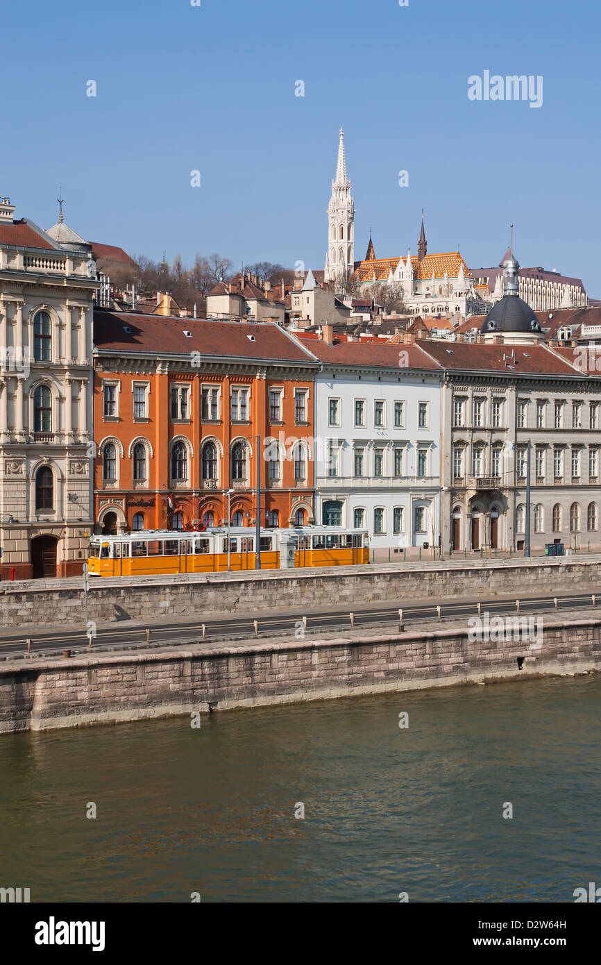 Farbenfrohen Gebäuden am Ufer der Donau in Budapest Ungarn mit einer Straßenbahn und Stockfoto