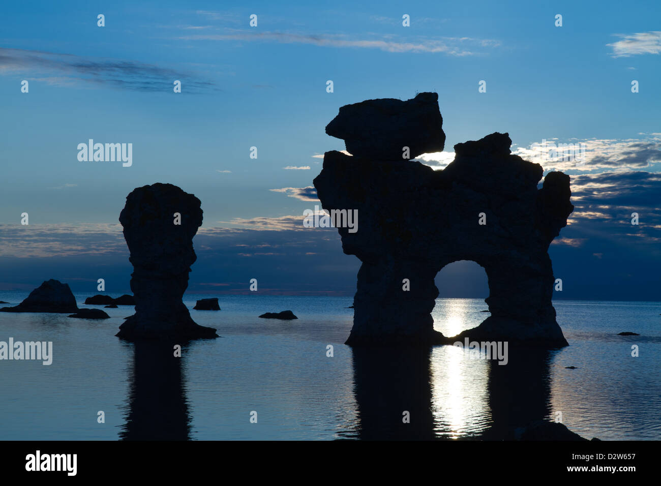 Rauks bei Sonnenuntergang. Rauk ist das Lokal Wort für Seastacks (erodierte Kalkstein-Formationen. Gamle Hamnøya, Fårö, Gotland, Schweden. Stockfoto