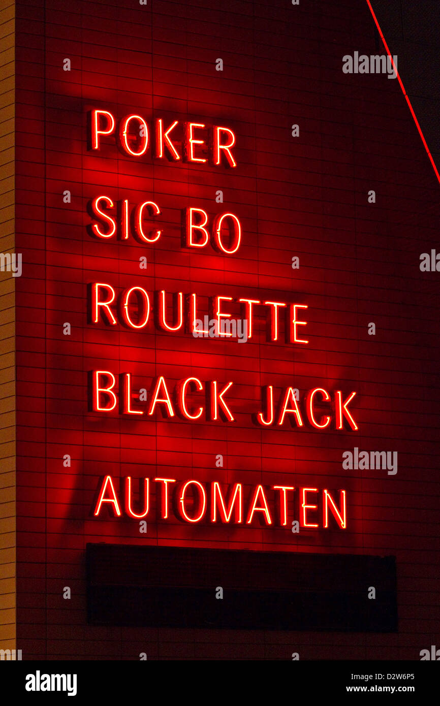 Berlin, Deutschland, Leuchtreklame an der Fassade des Berliner Casino Stockfoto