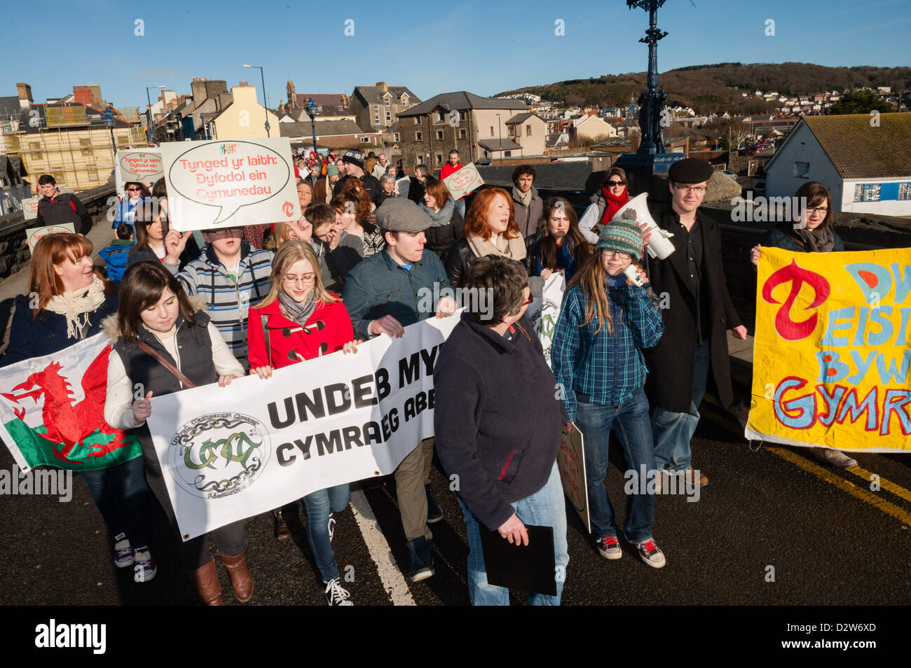 2. Februar 2013. Aberystwyth, Wales, UK.   GENAU 50 Jahre nach der ursprünglichen "hinsetzen Protest" auf Trefechan Brücke in Aberystwyth, von einigen 40 jungen Mitgliedern der walisischen Sprache Gesellschaft versammelt mehr als 500 Menschen aus der ganzen Wales zu erinnern und neu erstellen die Veranstaltung.    Ergebnisse der Volkszählung 2011, veröffentlicht in dieser Woche zeigen, dass die walisische Sprache im Niedergang in seiner Tradition-Hochburgen wie Ceredigion im Westen von Wales.   Phot Credit: © Keith Morris/Alamy live-News. Stockfoto