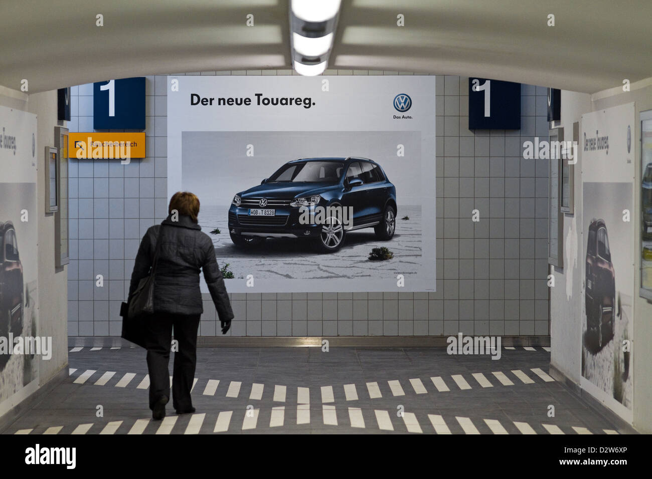 Wolfsburg, Deutschland, Werbung für den neuen VW Touareg vom Bahnhof in Wolfsburg Stockfoto