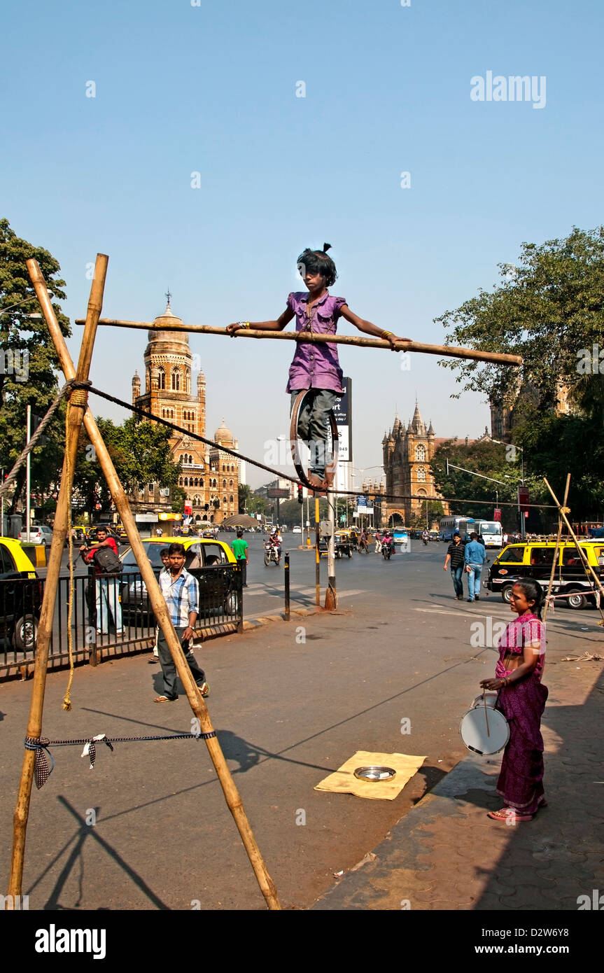 Indien Seil Walker Tänzerin Mädchen mit Mutter Mumbai Bombay BMC Brihan Corporation Gebäude D N Gemeindestraße Stockfoto