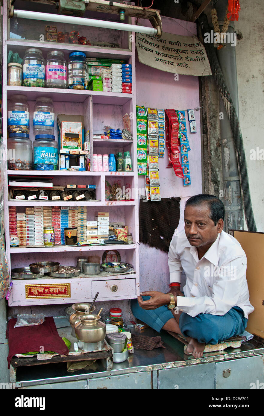Mumbai Fort (Bombay) Indien Straße Markt Zigarette Shop Candy shop Stockfoto