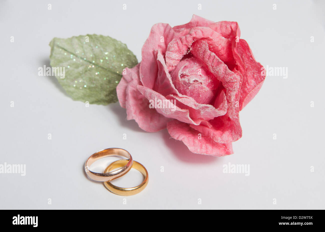 Zwei goldene ringe -Fotos und -Bildmaterial in hoher Auflösung – Alamy