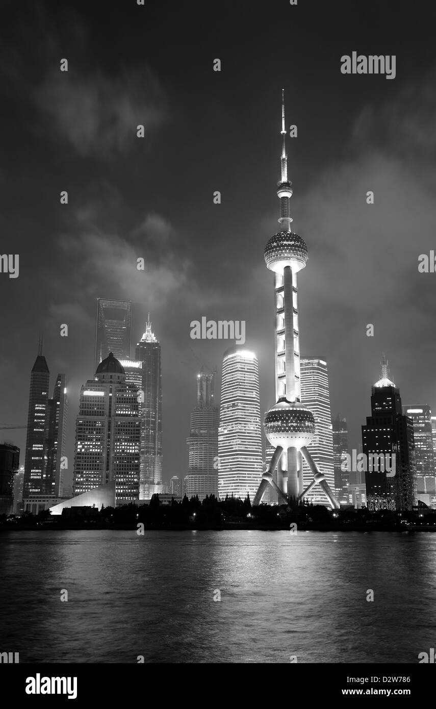 Skyline von Shanghai in der Nacht in schwarz / weiß Stockfoto
