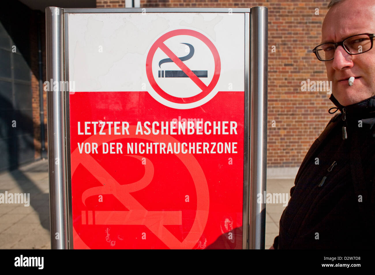 Berlin, Deutschland, neben dem Rauchen Mann Hinweis: die letzten Aschenbecher vor Nichraucherzone Stockfoto