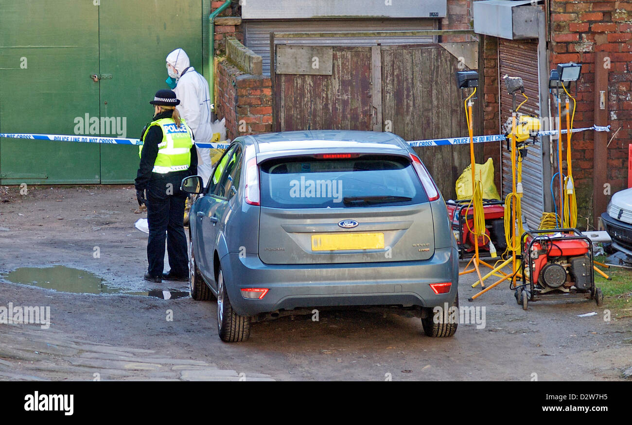 Blackpool, UK. 2. Februar 2013. Polizei forensischen Teams untersuchen den Mord an 16-jährige Sasha Marsden der Färbung in der Nähe von Blackpool. Sacha war ein Student an Blackpool und Fylde Hochschule. Recherchen und Untersuchungen der Gasse auf der Rückseite des Kirby Road, South Shore vorgenommen wurden Fundort Mädchen Körper brennen. Das nahe gelegene Grafton House Hotel wurde auch durch forensische Offiziere gesucht. Zwei Festnahmen wurden vorgenommen. Stockfoto