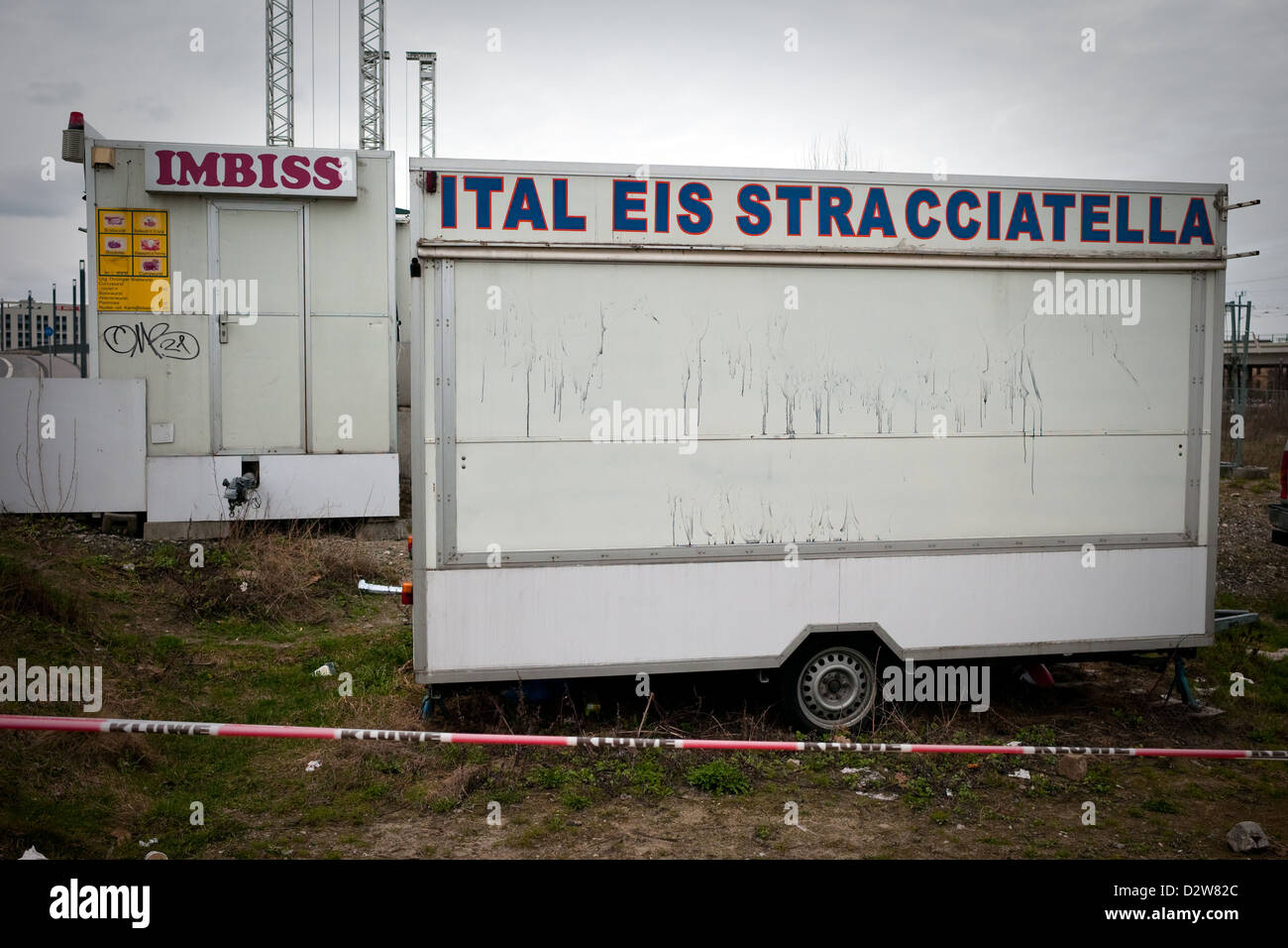 Berlin, Deutschland, Eiswagen auf eine Brachflaeche geparkt Stockfoto