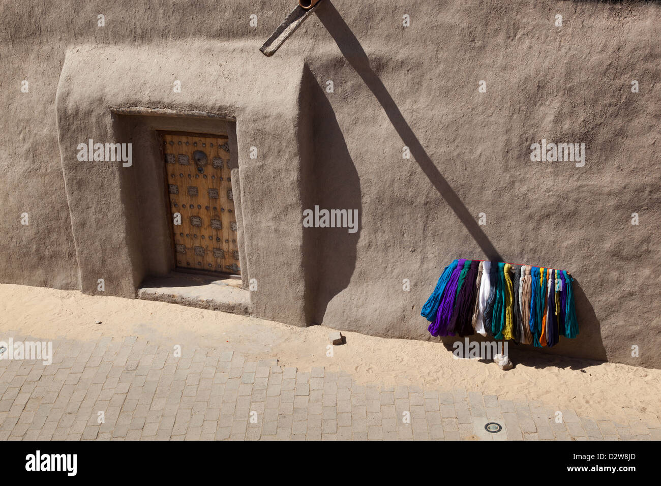 Schals für den Verkauf außerhalb der Moschee in Timbuktu. Stockfoto