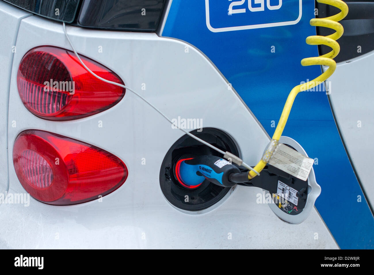 Eine elektrische car2go Auto in Amsterdam Gebühren auf. Stockfoto