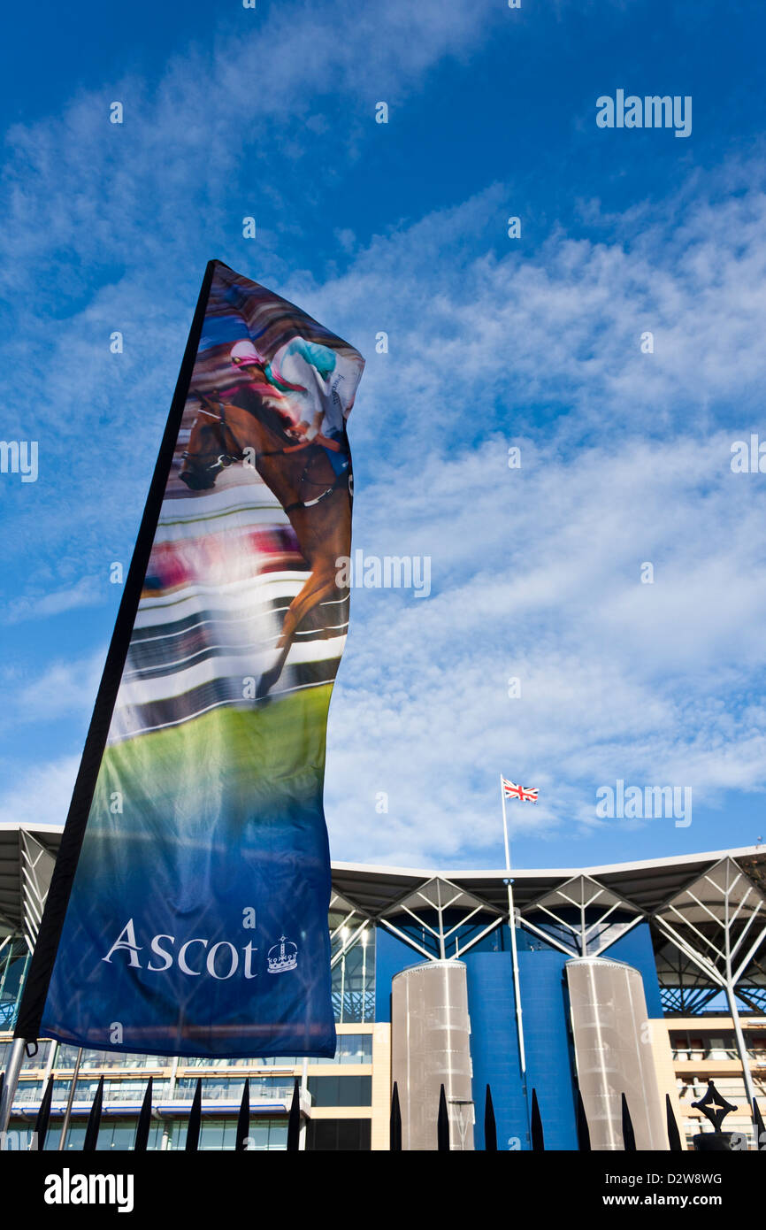 Werbe-Banner Flagge am Eingang zum Ascot Racecourse in Ascot, Berkshire, UK. Stockfoto