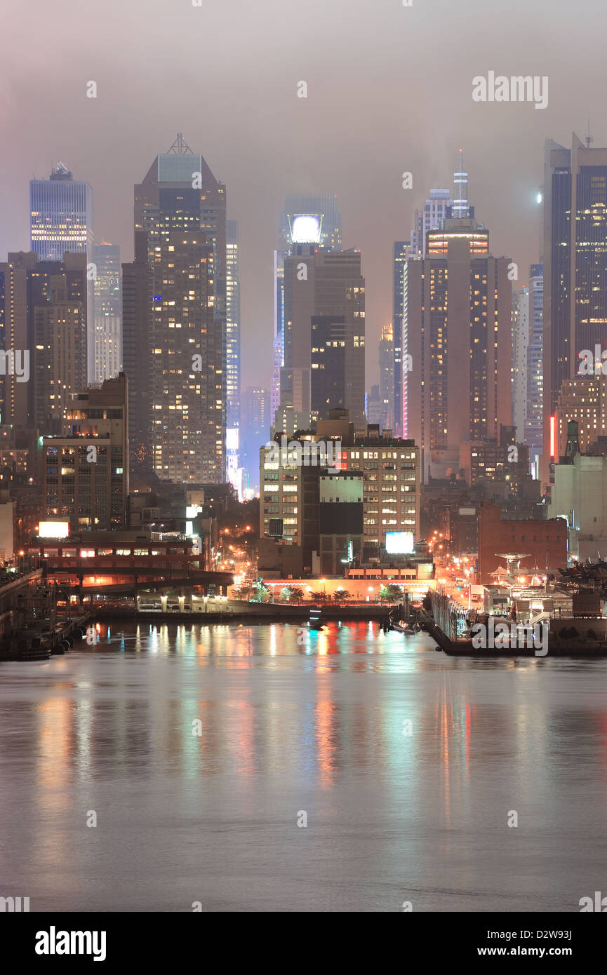 New York City Manhattan Midtown Skyline bei Nacht mit Wolkenkratzern über Hudson River betrachtet von New Jersey. Stockfoto