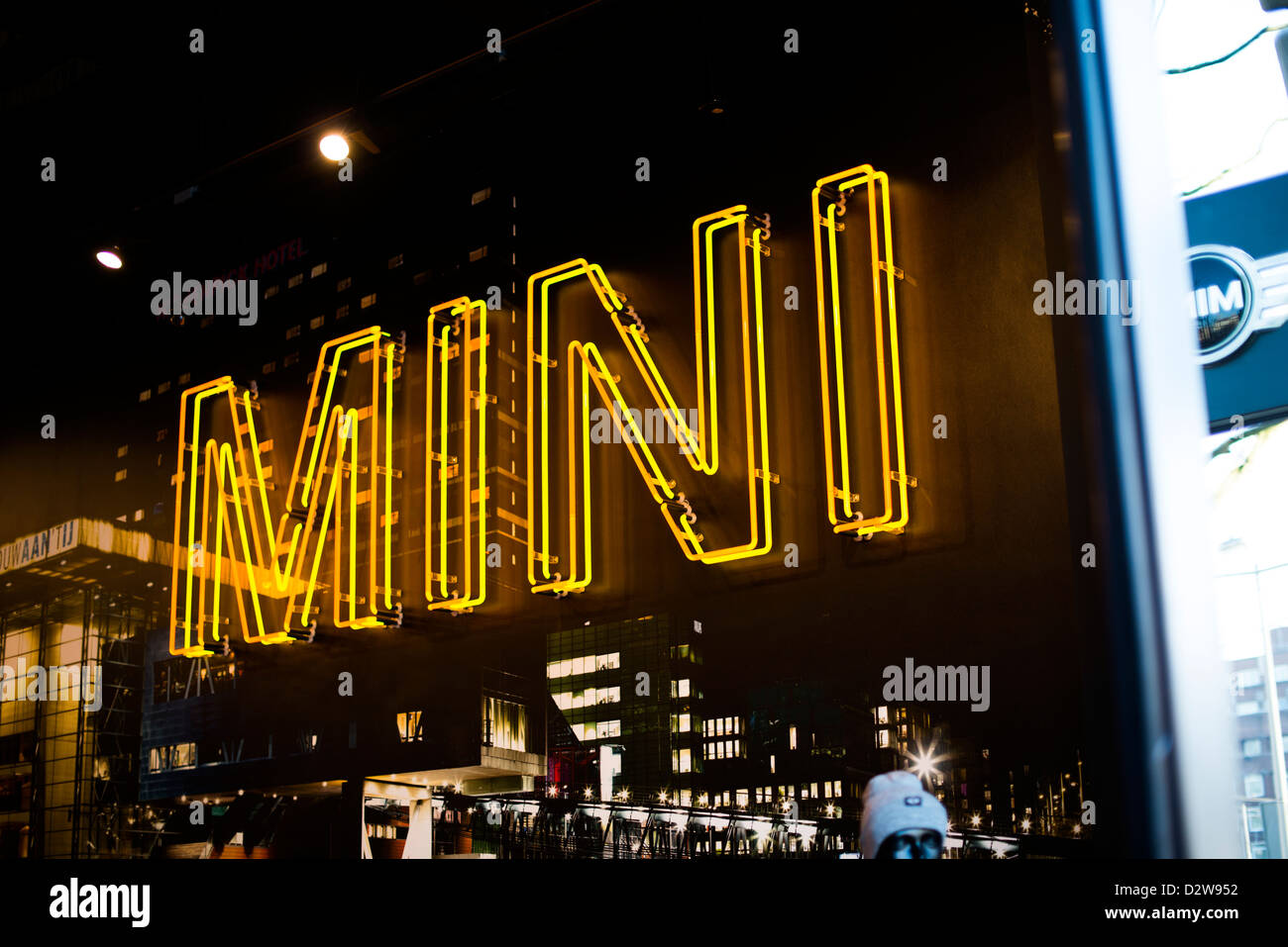 Ein MINI-Neon-Schild an der MINI-Shop in Leidseplein Amsterdam Stockfoto