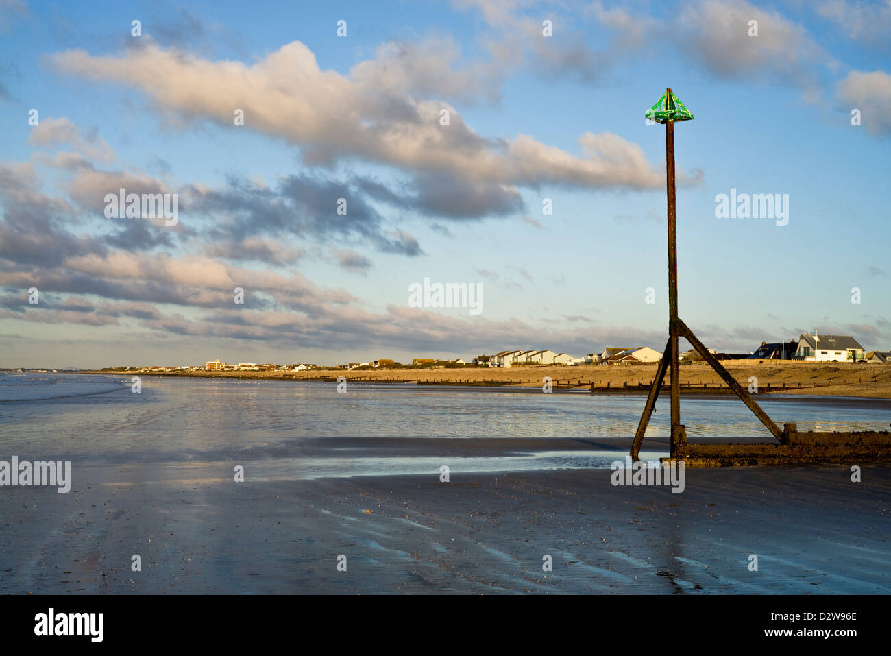 Sonnenaufgang am Bracklesham Bay West Sussex UK Blick nach Westen in Richtung witterings Stockfoto