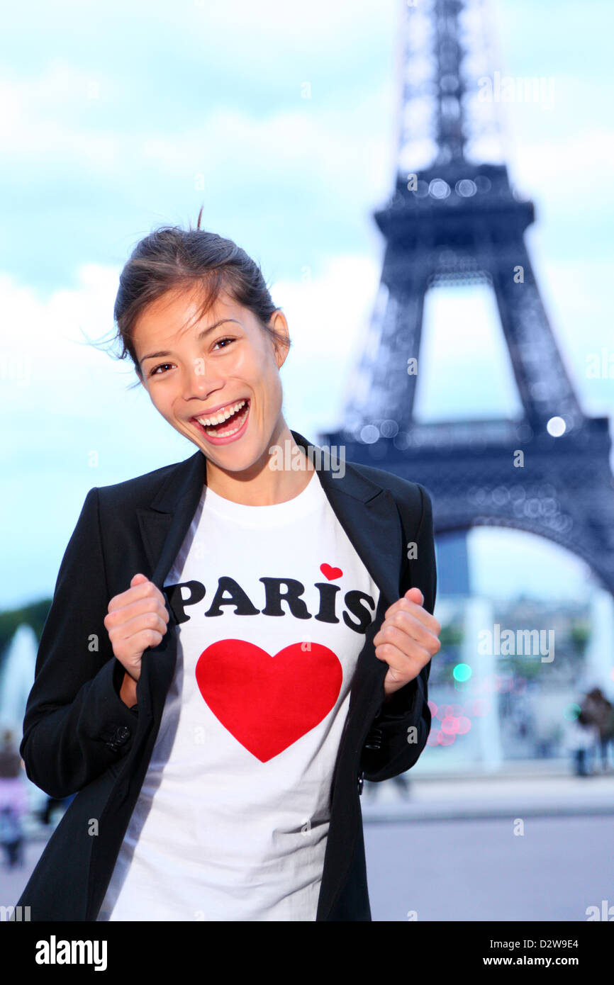 Porträt von glücklich und aufgeregt junge multirassische Frau vor dem Eiffelturm, Paris, Frankreich Stockfoto