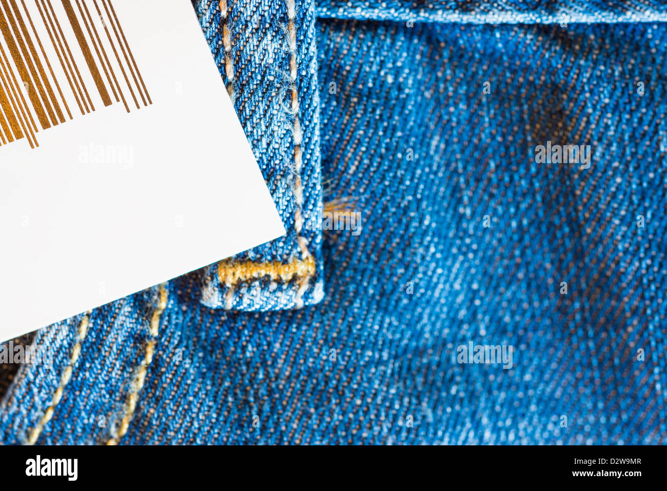 Denim Jeans Stoff Textur Hintergrund - Nahaufnahme von Jeans-Hosen-Tasche mit Barcode-Label-Preis Stockfoto