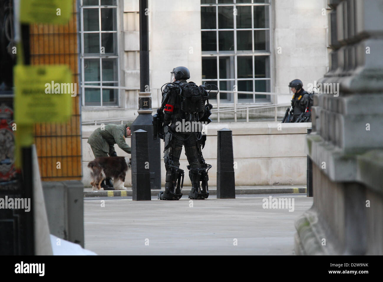 London, UK. 2. Februar 2013. Tom Cruise und Emily Blunt Dreharbeiten Szenen von "Alle Sie müssen töten" in Whithall, London. Stockfoto