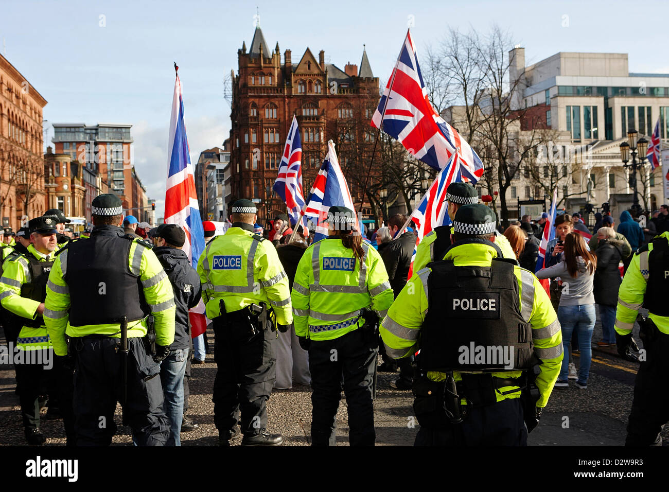 PSNI Polizisten Linie bei anhaltenden Proteste gegen Belfast Stadtrat Entscheidung nur die Anschluß-Markierungsfahne an bestimmten Tagen fliegen. Belfast Stadtzentrum Stockfoto PSNI Polizisten Linie bei anhaltenden Proteste gegen Belfast Stadtrat Entscheidung nur die Anschluß-Markierungsfahne an bestimmten Tagen fliegen. Belfast Stadtzentrum Stockfoto