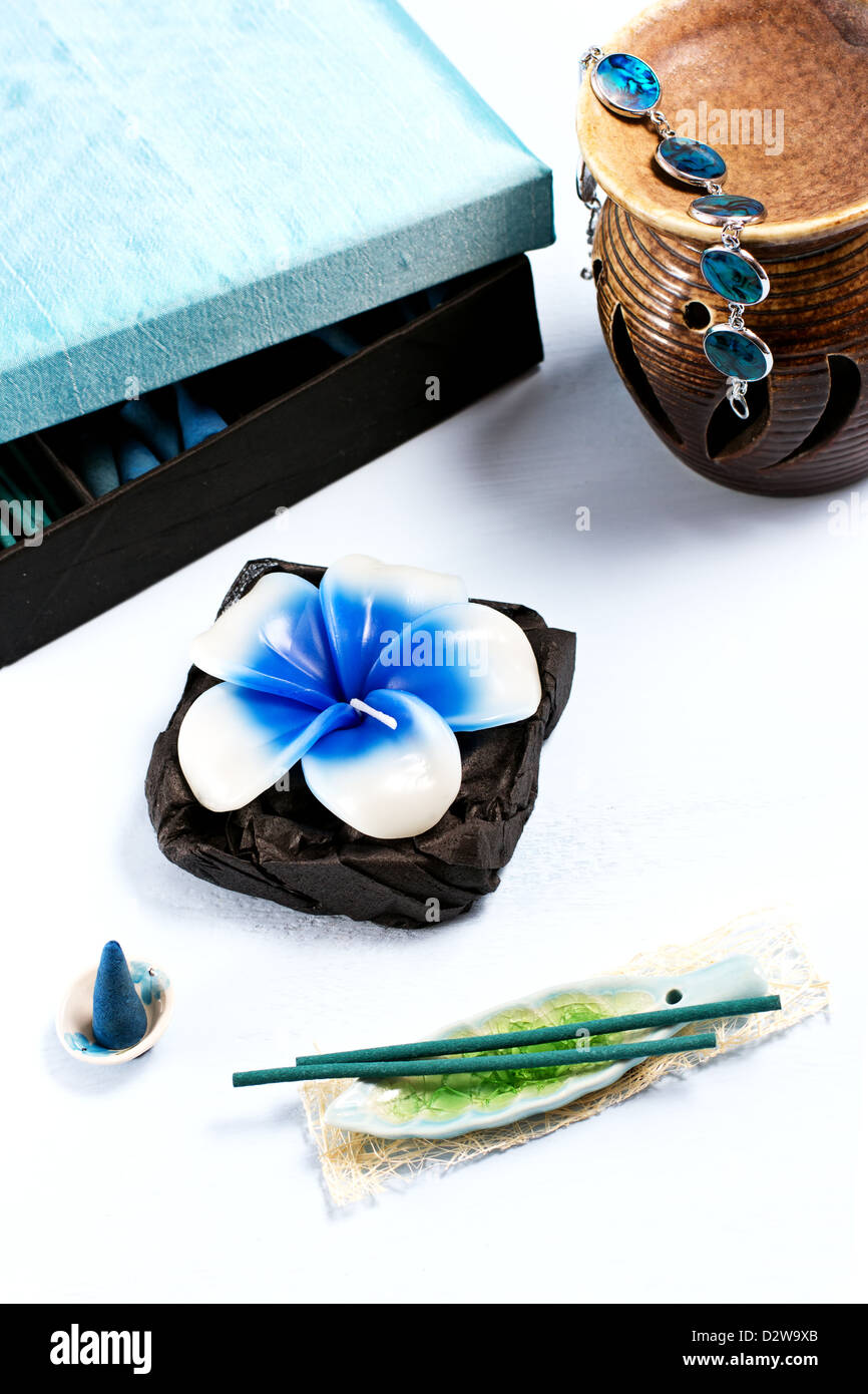 Aromatherapie set mit Blume Kerze und Weihrauch, über weiß Stockfoto