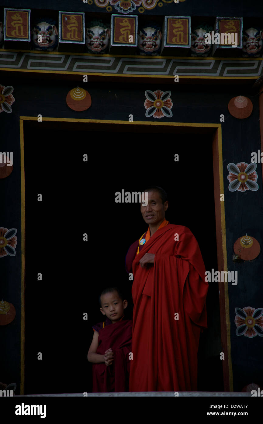 Baby Lama und sein Vormund in einem Kloster Stockfoto