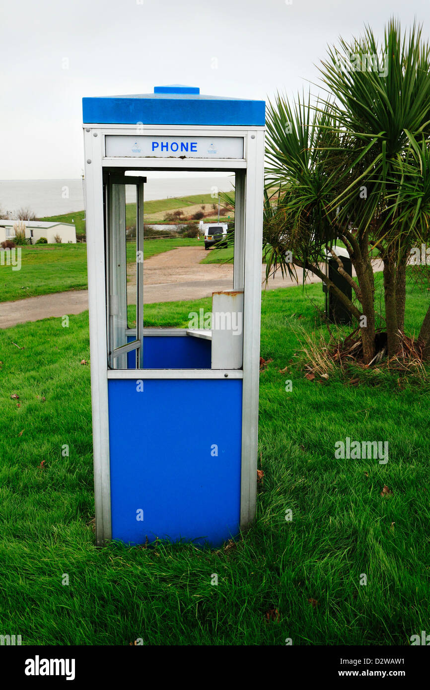 Verfallene Telefonzelle Allhallows Leisure Park, Isle of Grain, Kent, UK Stockfoto