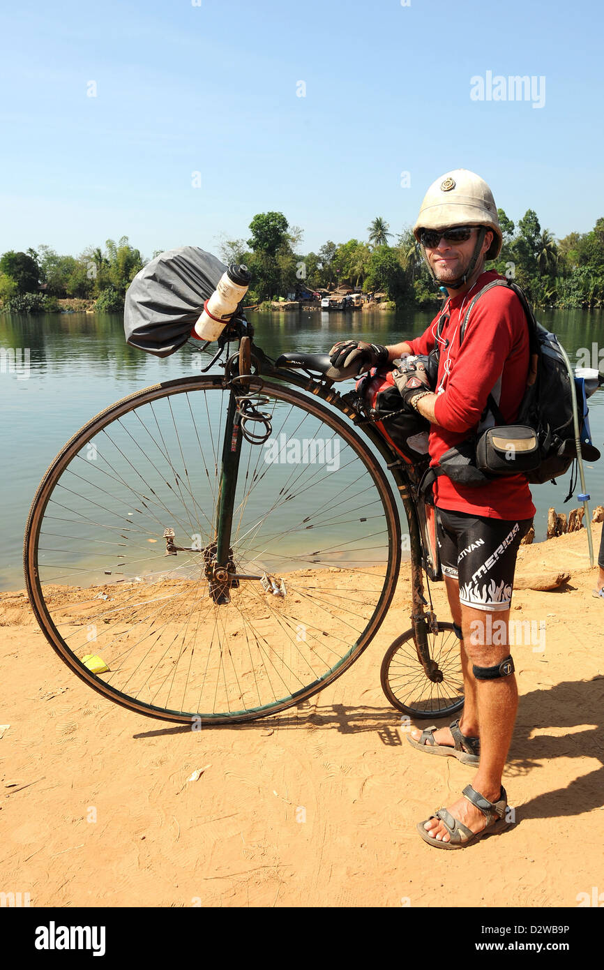 Koh Kong, Kambodscha, Brite Joff Summerfield mit seinem Einrad Stockfoto