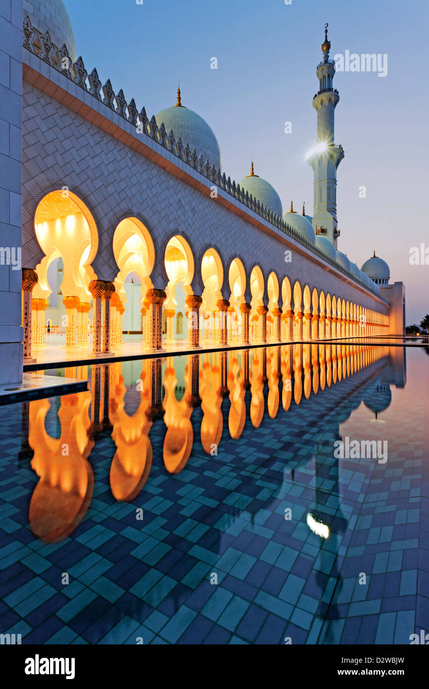 Sheikh Zayed Grand Moschee ist eine der größten Moscheen der Welt in Abu Dhabi, Vereinigte Arabische Emirate. Stockfoto