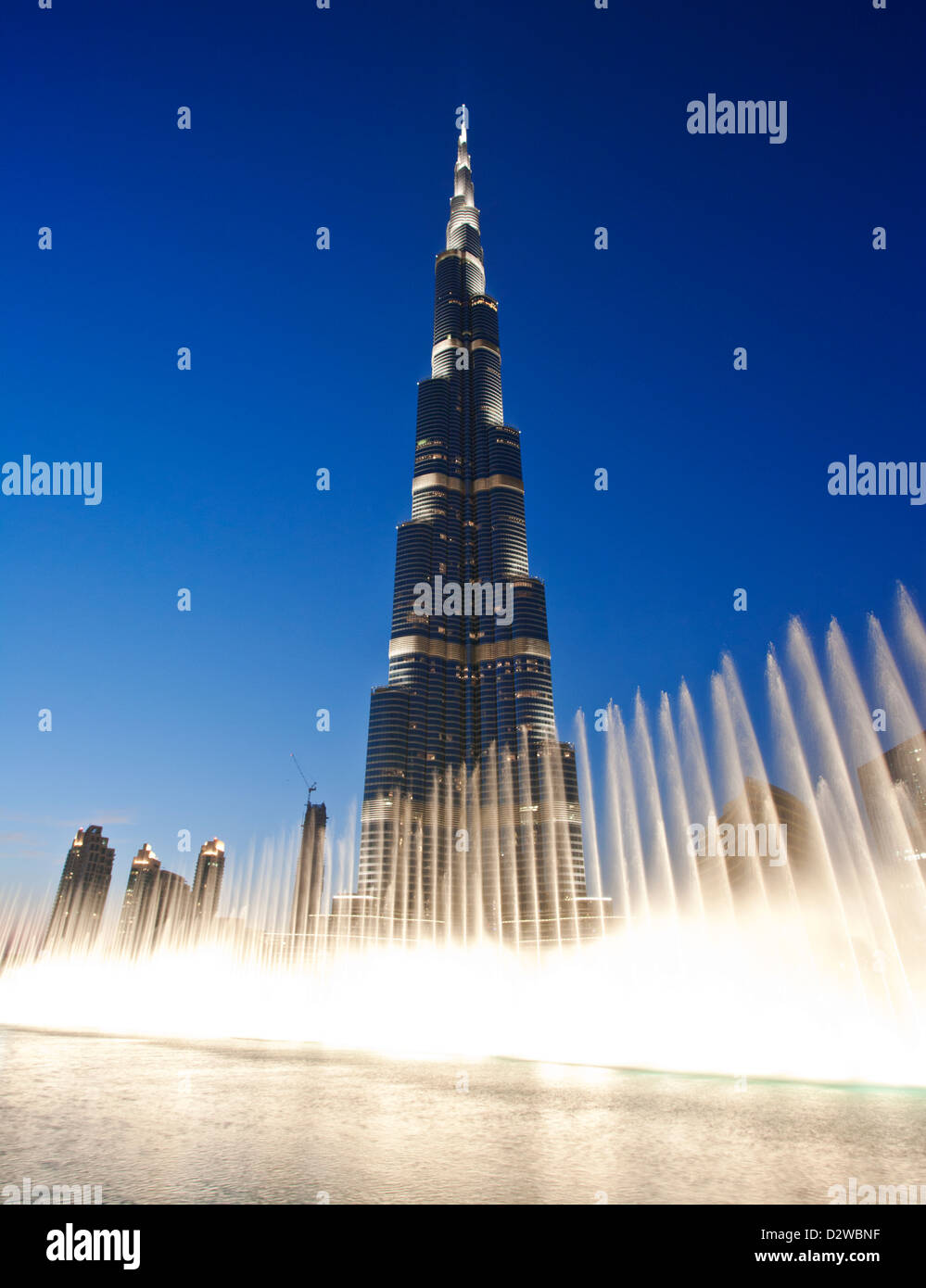 Brunnen-Show vor dem Burj Khalifa mit seinen 828 Metern Höhe ist es das höchste Gebäude der Welt, Dubai, Vereinigte Arabische Emirate. Stockfoto