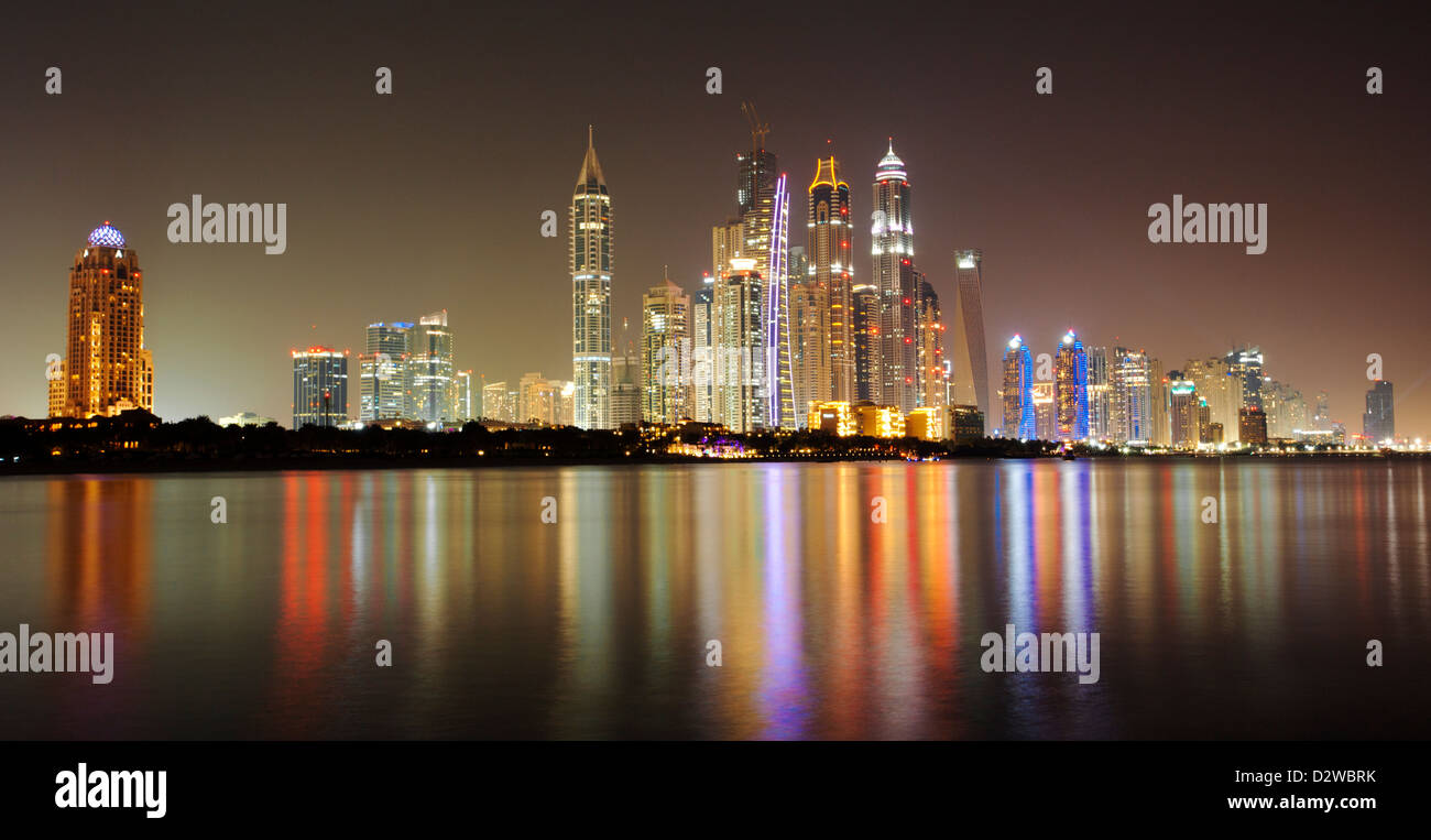 Wolkenkratzer in Dubai Marina von Palm Jumeirah in Dubai, Vereinigte Arabische Emirate betrachtet. Stockfoto