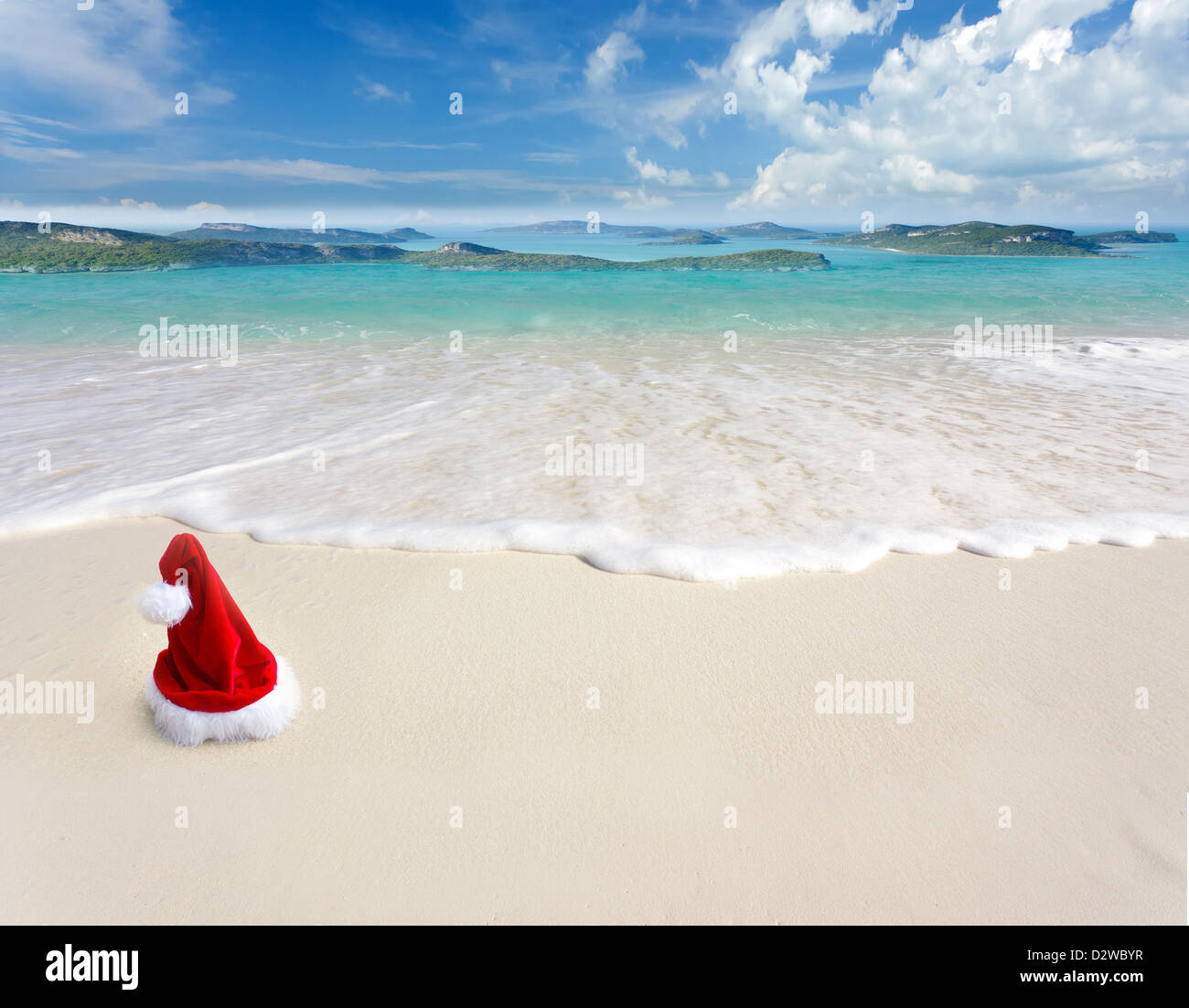 Weihnachtsmann Mütze am tropischen Sandstrand. Stockfoto
