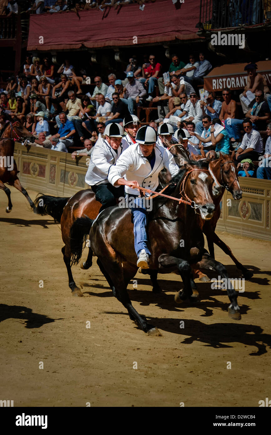 Jockeys kämpfen für die Hauptrolle in Palio-Rennen Versuche, Siena, Toskana, Italien Stockfoto