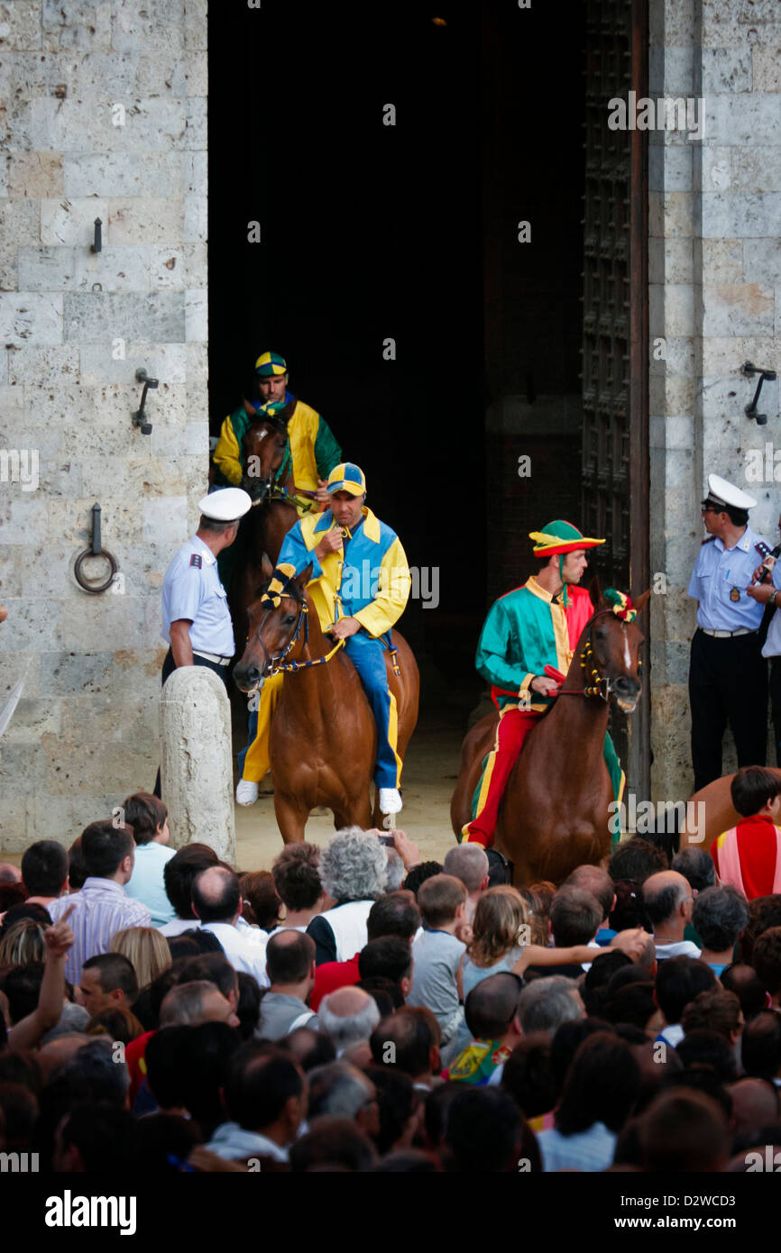 Palio Pferde und Jockeys verlassen, dem Palazzo Pubblico, Siena, Toskana, Italien Stockfoto