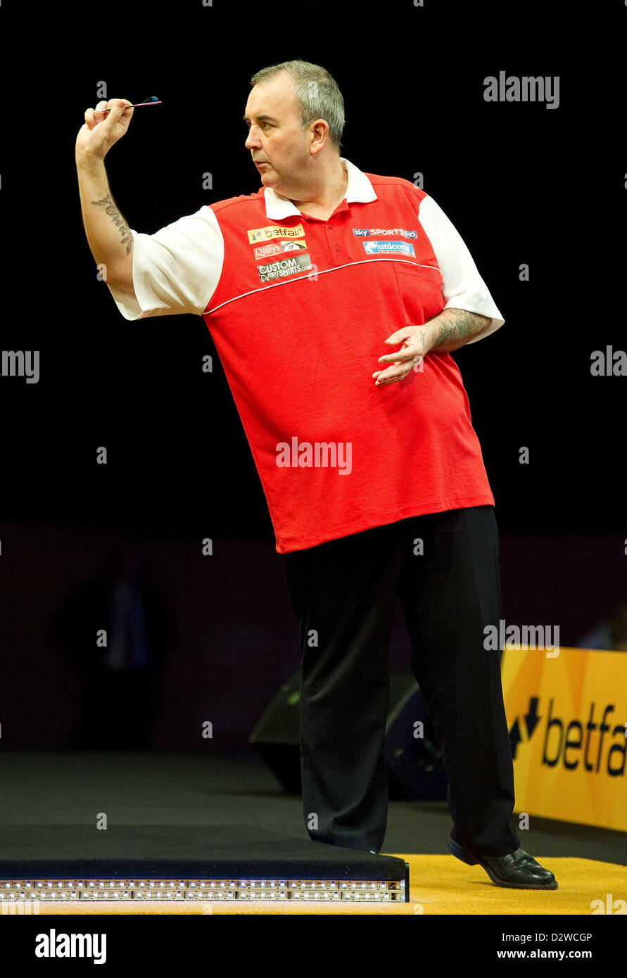 Englands Phil Taylor wirft einen Dart auf den World Cup of Darts am Alsterdorfer Sporthalle in Hamburg, Deutschland, 2. Februar 2013. Foto: AXEL HEIMKEN Stockfoto
