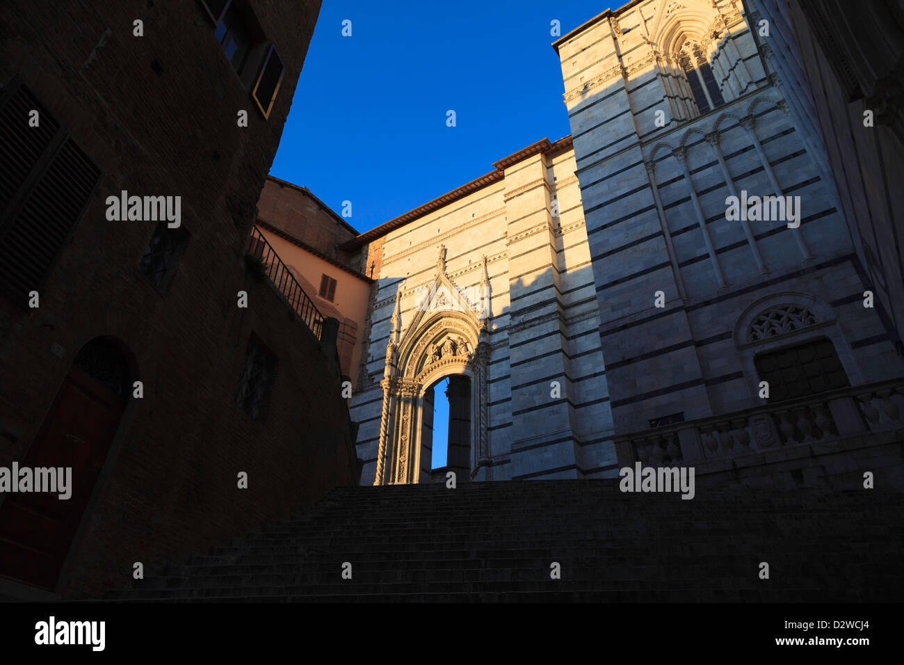 Siena-Piazza Duomo Wand und Treppe im frühen Morgenlicht Stockfoto