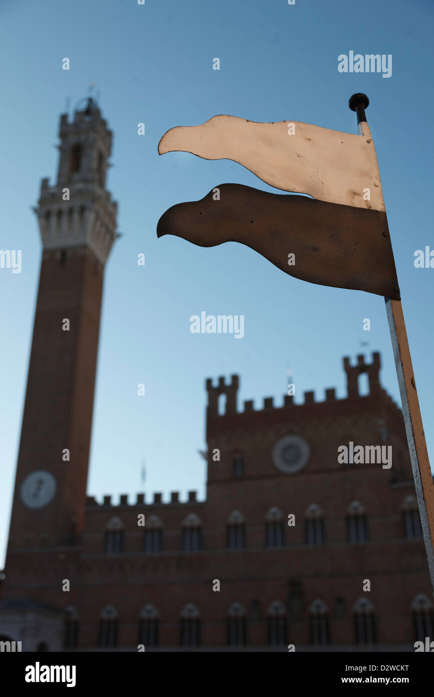 Palio Start-/Ziellinie mit Palazzo Publico hinter. Siena, Toskana, Italien Stockfoto