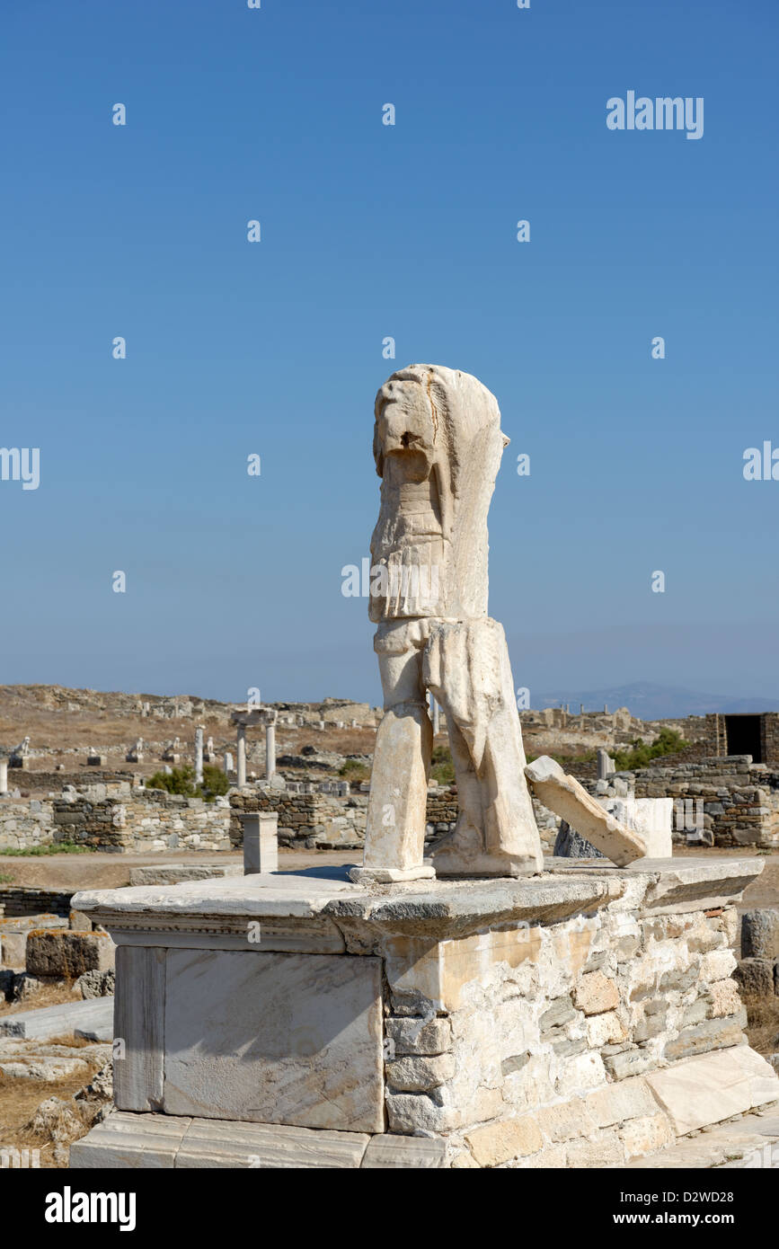 Delos-Griechenland. 1. Jahrhundert v. Chr. Statue des römischen general Caius Billienus am Ostflügel der Säulenhalle (Stoa) des Antigonos Gonatas. Stockfoto
