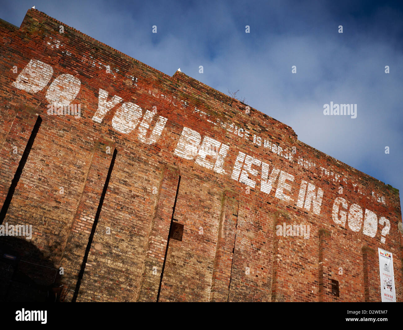 Glaubst du an Gott? Schrift an der Wand in Liverpool UK Stockfoto