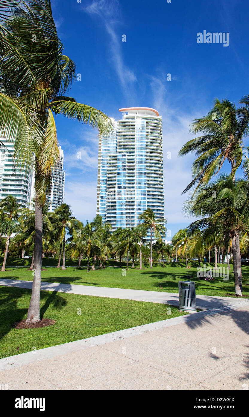 Großes Apartment-Gebäude in South Beach, Miami Beach, FL, USA Stockfoto